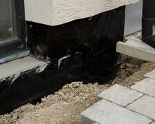 Baustelle zeigt die Sanierung einer Vertikalsperre an einer Außenwand