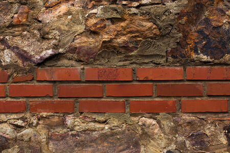 Rotes Mauerwerk. Wasser drinkt durch proröse Stellen ein