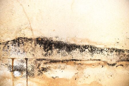 gelblich gefärbte Wand mit dunklen Schimmel