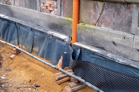 Baustelle zeigt die Sanierung einer Kapillarwassersperre an einer Außenwand