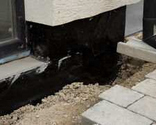 Baustelle zeigt die Sanierung einer Vertikalsperre an einer Außenwand